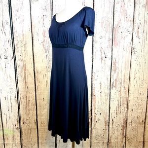 Three Dots Soft Navy Knit Ruffle Trim Jersey Dress Tie Waist Size Medium EUC